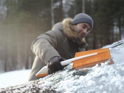 Škrabka na led se smetáčkem do auta "SnowXpert", FISKARS - 1